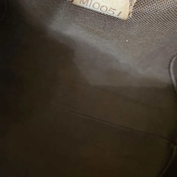 Louis Vuitton Brown Monogram Shoulder Bag with Classic Design - Picture 8 of 12